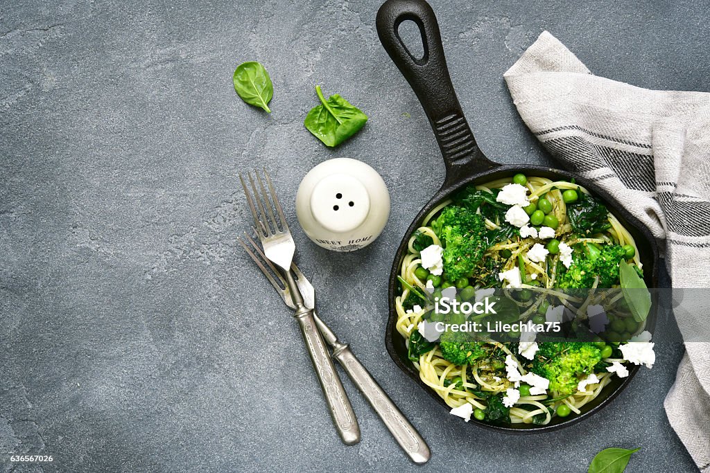 Spaghetti primavera mit grünem Frühlingsgemüse und Fetakäse. Ansicht von oben. - Lizenzfrei Nudeln Stock-Foto