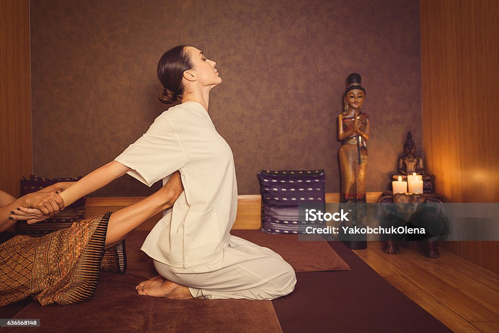 Garota serena curtindo massagem tailandesa - Foto de stock de Massagear royalty-free