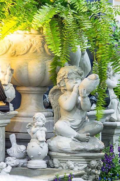 statue de cupidon dans un jardin confortable. - formal garden tropical climate park plant photos et images de collection