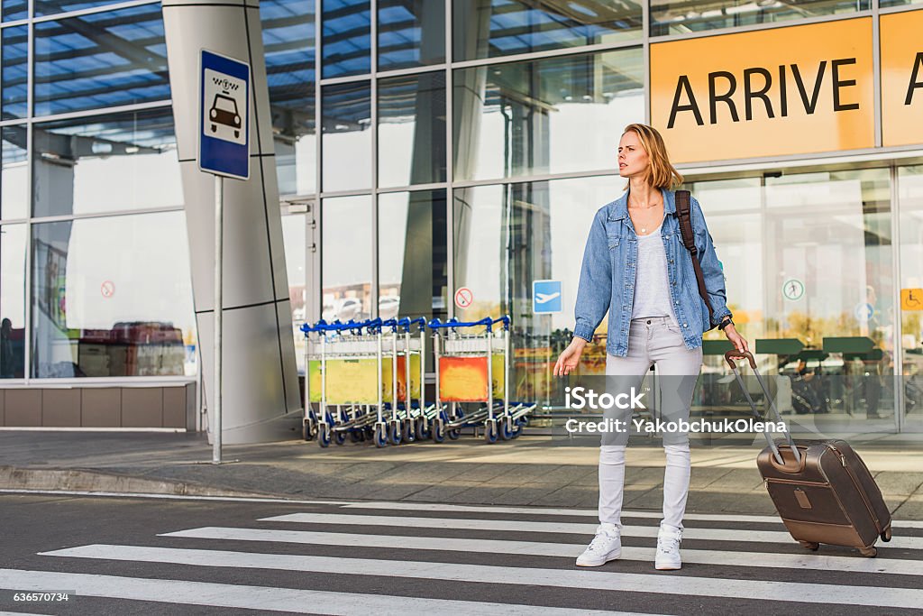 Turista feminina espera por transporte - Foto de stock de Aeroporto royalty-free
