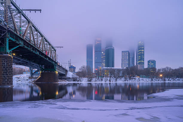 boot im winter gegen die von moskau stadt - moscow river stock-fotos und bilder