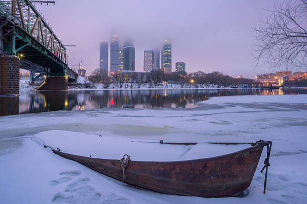 boot im winter gegen die von moskau stadt - moscow river stock-fotos und bilder