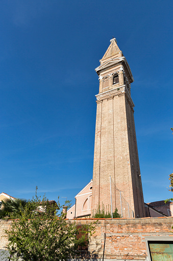 Torre inclinada de la iglesia de San Martino en la isla de Burano, Italia. photo