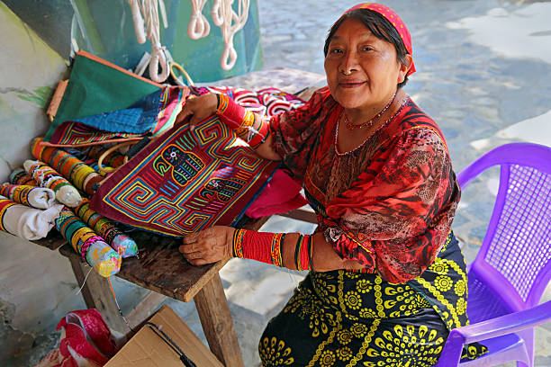 colorido artista kuna creando arte tribal y artesanías - india women ethnic indigenous culture fotografías e imágenes de stock