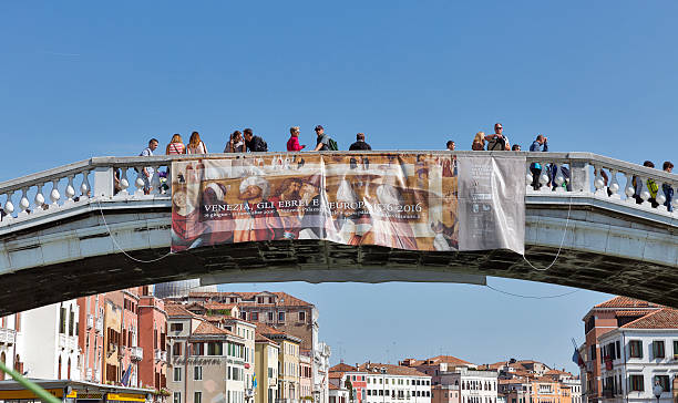 イタリア・ヴェネツィアの大運河に架かるスカルツィ橋。 - venice italy grand canal railroad track bridge ストックフォトと画像