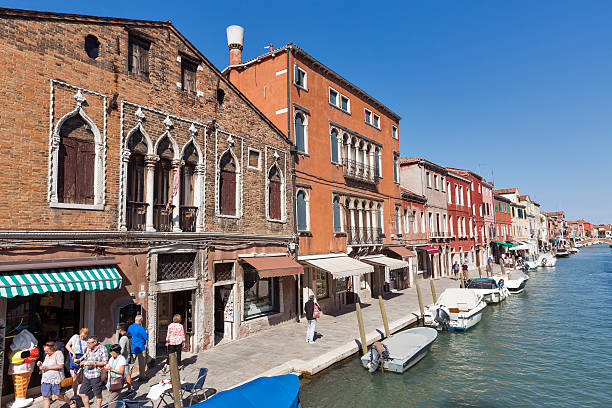 canal de rio dei vetrai en murano, venecia, italia. - chimney lagoon island canal fotografías e imágenes de stock