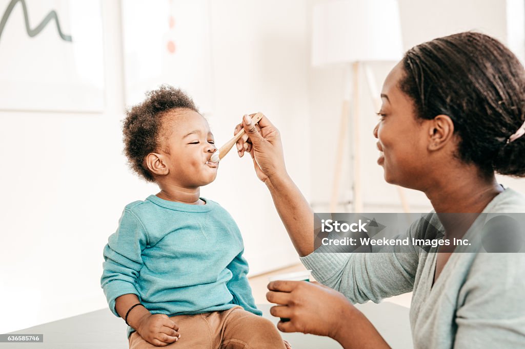 Tout-petits en train de prendre le petit déjeuner - Photo de Nourrir libre de droits