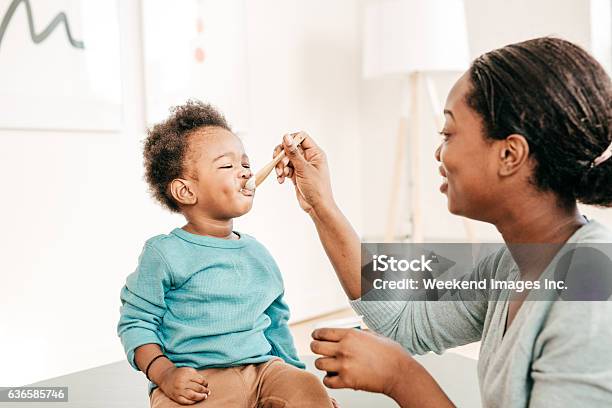 Photo libre de droit de Toutpetits En Train De Prendre Le Petit Déjeuner banque d'images et plus d'images libres de droit de Nourrir - Nourrir, Yaourt, Bébé