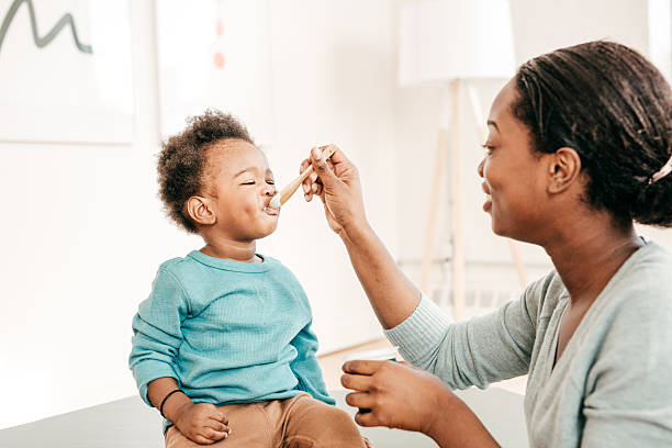 maluch jedzący śniadanie - baby eating child mother zdjęcia i obrazy z banku zdjęć