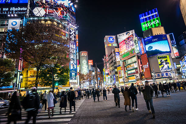 渋谷スクランブル交差点での夜 - shibuya 109 ストックフォトと画像