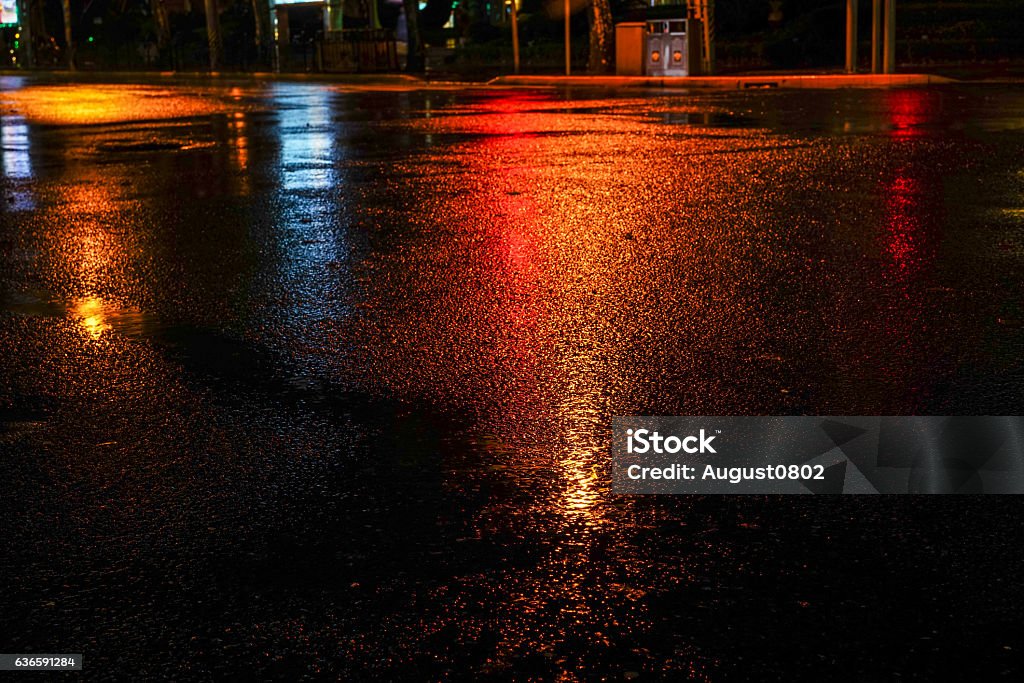 大都市の雨の夜 - 濡れているのロイヤリティフリーストックフォト