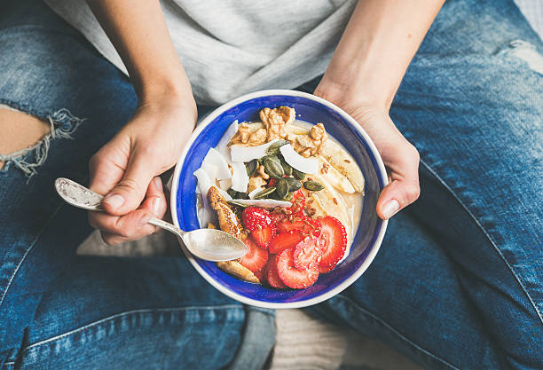 joghurt, müsli, samen, frische, trockene früchte und honig in der schüssel - granola breakfast dieting food stock-fotos und bilder