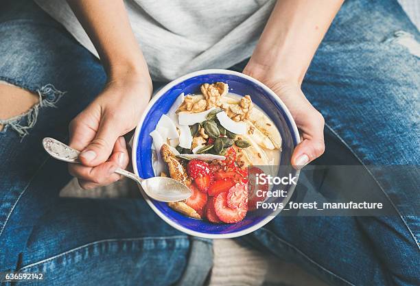 Yogur Granola Semillas Frutas Frescas Secas Y Miel En Bol Foto de stock y más banco de imágenes de Desayuno