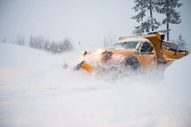 schneepflug räumt eine verschneite autobahn - plow stock-fotos und bilder