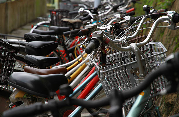 paisaje con muchas bicicletas - cobertizo para bicicletas fotografías e imágenes de stock