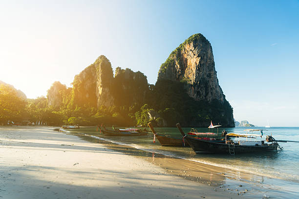 longa cauda barcos na praia - railay - fotografias e filmes do acervo