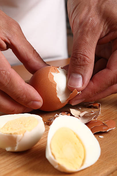 прутков из вареной яйца - hard cooked egg стоковые фото и изображения