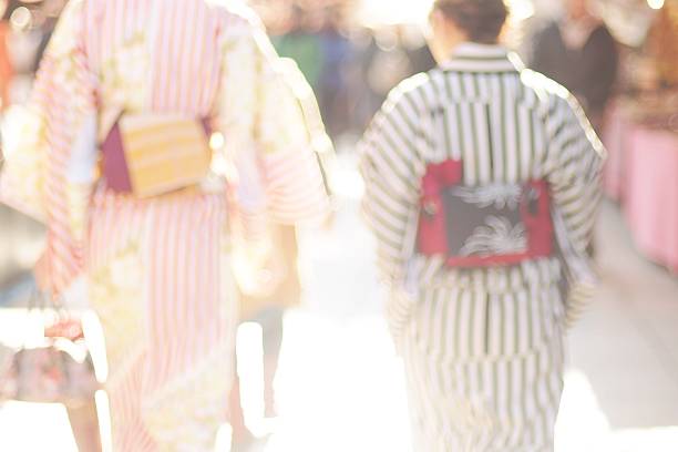 la espalda de dos mujeres jóvenes con kimono - japanese ethnicity seijin no hi people outdoors fotografías e imágenes de stock