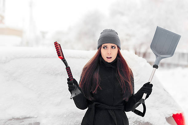 fille enlever la neige de la voiture - hairbrush photos et images de collection