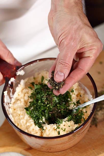 estragon mit füllung in schüssel geben - tarragon human hand bowl preparing food stock-fotos und bilder