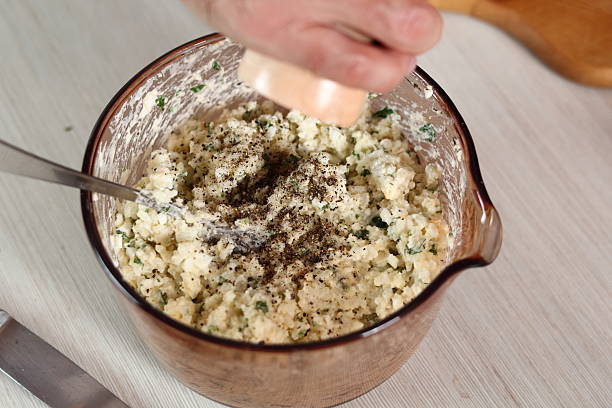 añadir pimienta al relleno - tarragon human hand bowl preparing food fotografías e imágenes de stock