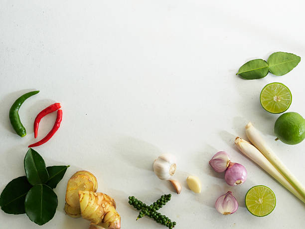 vários vegetais e ervas de ingredientes cozinhando comida tailandesa - tom tom yum meal soup - fotografias e filmes do acervo