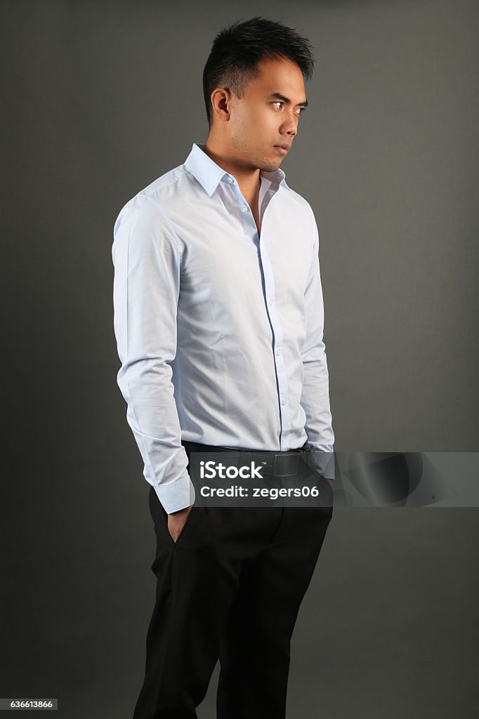 obturador Educación escolar doblado Hombre Elegante Con Una Camisa Azul Y Un Pantalón Negro Posando Foto de  stock y más banco de imágenes de Adulto - iStock
