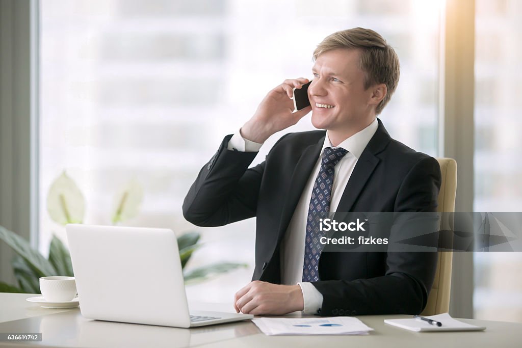 Lächelnder Geschäftsmann mit Telefongespräch - Lizenzfrei Am Telefon Stock-Foto