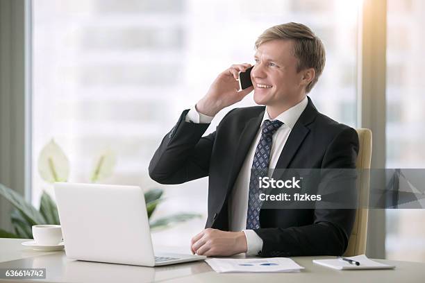 Lächelnder Geschäftsmann Mit Telefongespräch Stockfoto und mehr Bilder von Am Telefon - Am Telefon, Arbeit und Beschäftigung, Arbeitsstätten