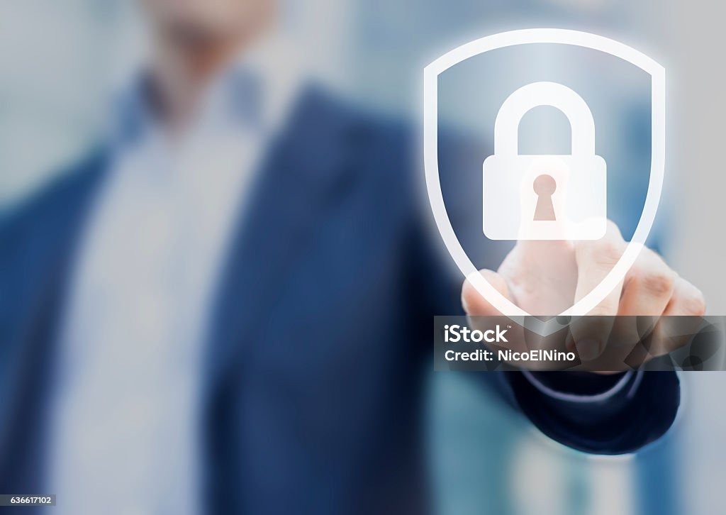 Person berühren Schild mit Schloss, Konzept über Sicherheit, Cybersicherheit, Schutz - Lizenzfrei Sicherheitsgefühl Stock-Foto
