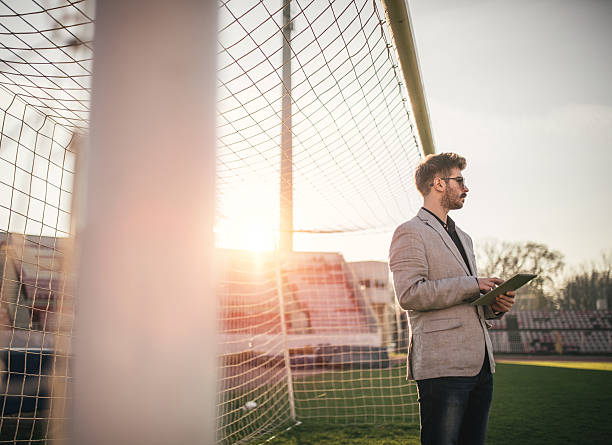 allenatore in campo - strategy coach soccer digital tablet foto e immagini stock