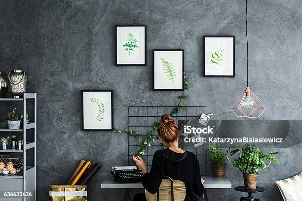 Zimmerbereich Mit Schreibtisch Stockfoto und mehr Bilder von Pflanze - Pflanze, Frauen, Schreibtisch