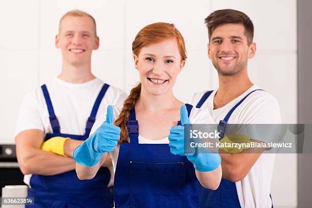 Putzfrau In Uniform Stockfoto und mehr Bilder von Zusammenarbeit - Zusammenarbeit, Reinigungskraft, Reinigen