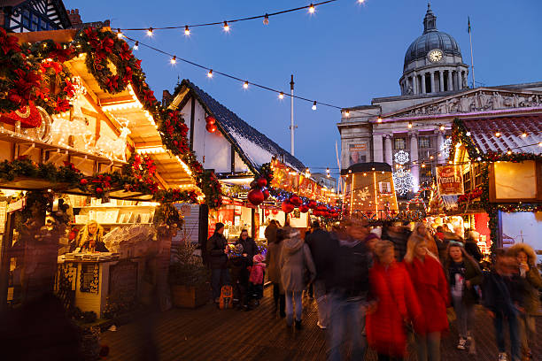 famiglie che si godono il mercatino di natale di nottingham la sera. - family child crowd british culture foto e immagini stock