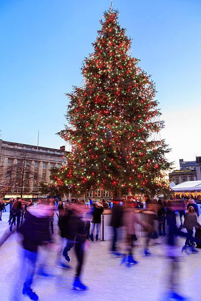 albero di natale di nottingham e pista di pattinaggio. - family child crowd british culture foto e immagini stock