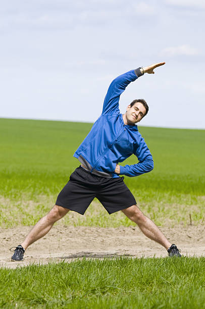 hombre de pie y strech el lado - sandweg fotografías e imágenes de stock