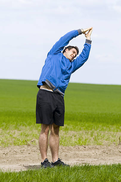 stand andt stretch_vertical - sandweg fotografías e imágenes de stock