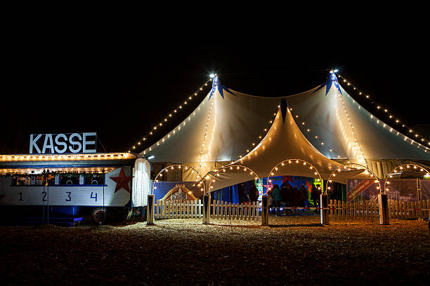 circo de natal wiesbaden, alemanha - circus tent fotos - fotografias e filmes do acervo