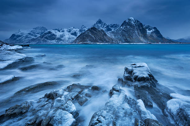 nubes oscuras sobre un fiordo en noruega en invierno - norway lofoten and vesteral islands sea mountain range fotografías e imágenes de stock