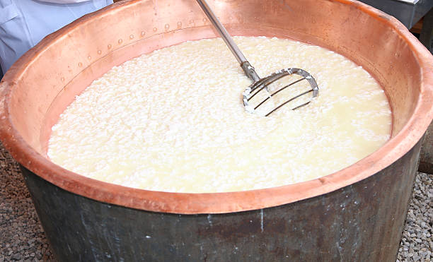 caldero de cobre grande caliente con leche fermentada - cuajar fotografías e imágenes de stock