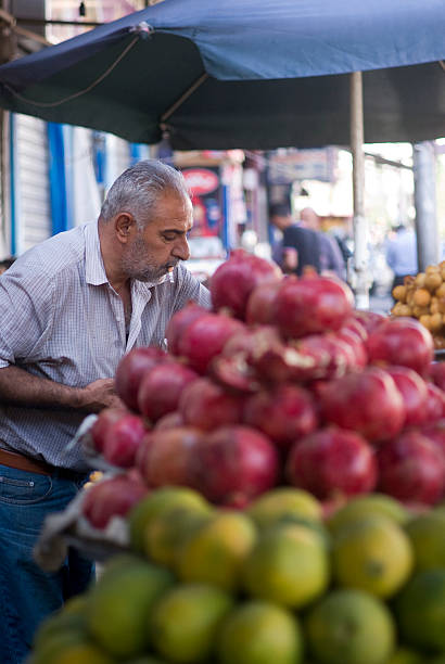 uomo che vende frutta fresca nel mercato amman - jordan amman market people foto e immagini stock