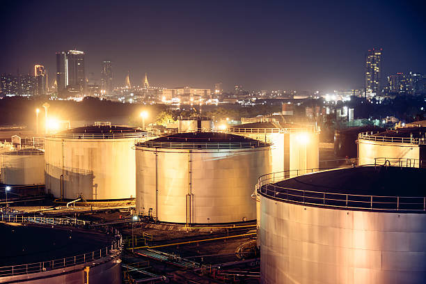 olio cisterne - refinery factory night petroleum foto e immagini stock