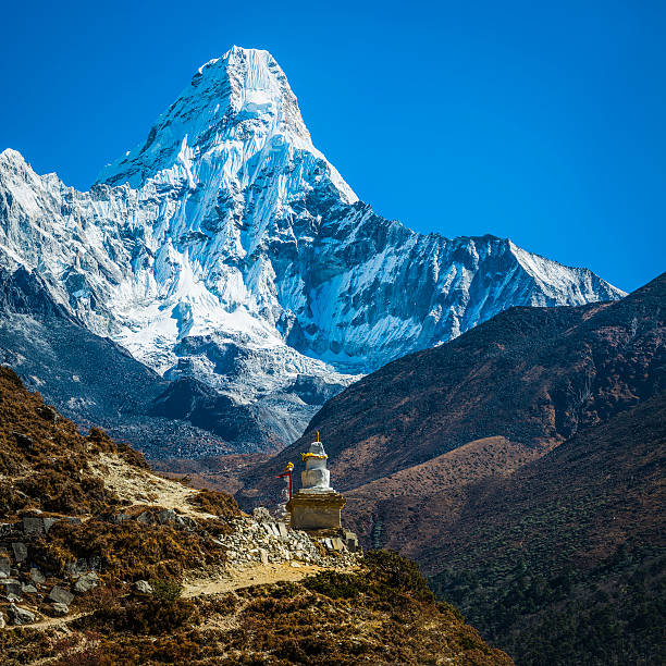 pico nevado de la montaña del himalaya sobre la estupa budista ama dablam nepal - many colored prayer flags fotografías e imágenes de stock