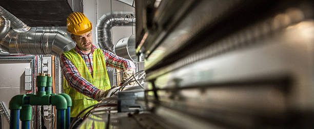 trabajador de construcción revisando planos - air condition shampoo air conditioner fotografías e imágenes de stock