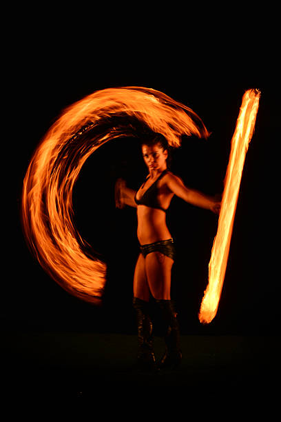 fire taniec  - juggling fire carnival women zdjęcia i obrazy z banku zdjęć