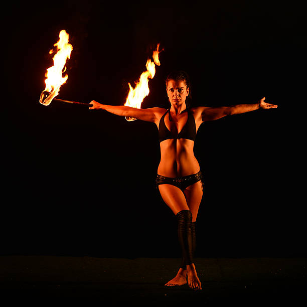 fire taniec  - juggling fire carnival women zdjęcia i obrazy z banku zdjęć