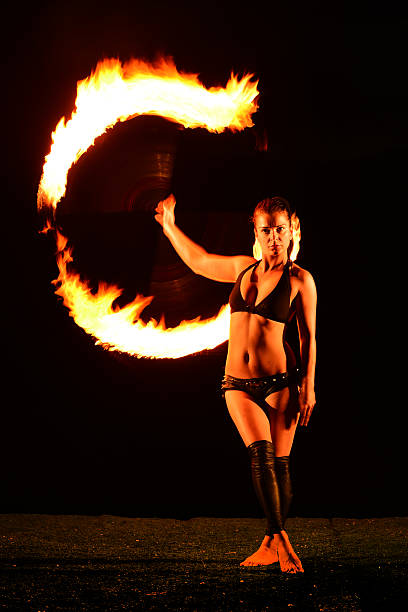 fire taniec  - juggling fire carnival women zdjęcia i obrazy z banku zdjęć