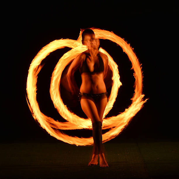 fire taniec  - juggling fire carnival women zdjęcia i obrazy z banku zdjęć