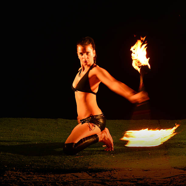 fire taniec  - juggling fire carnival women zdjęcia i obrazy z banku zdjęć