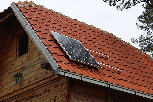 ソーラーパネル  - solar panel alternative energy chalet european alps ストックフォトと画像